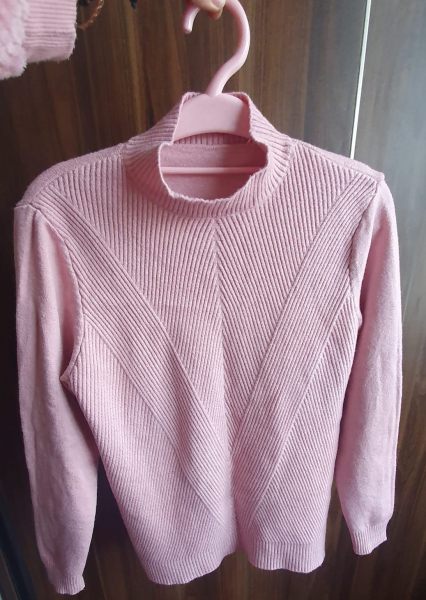 rozoviy sviter.jpg
